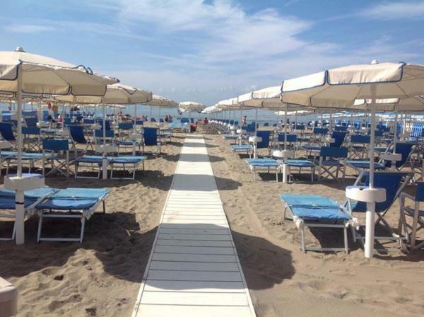 Hotel Delfino Marina Di Carrara Extérieur photo
