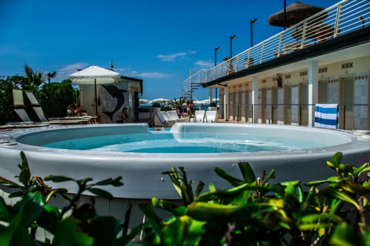 Hotel Delfino Marina Di Carrara Extérieur photo