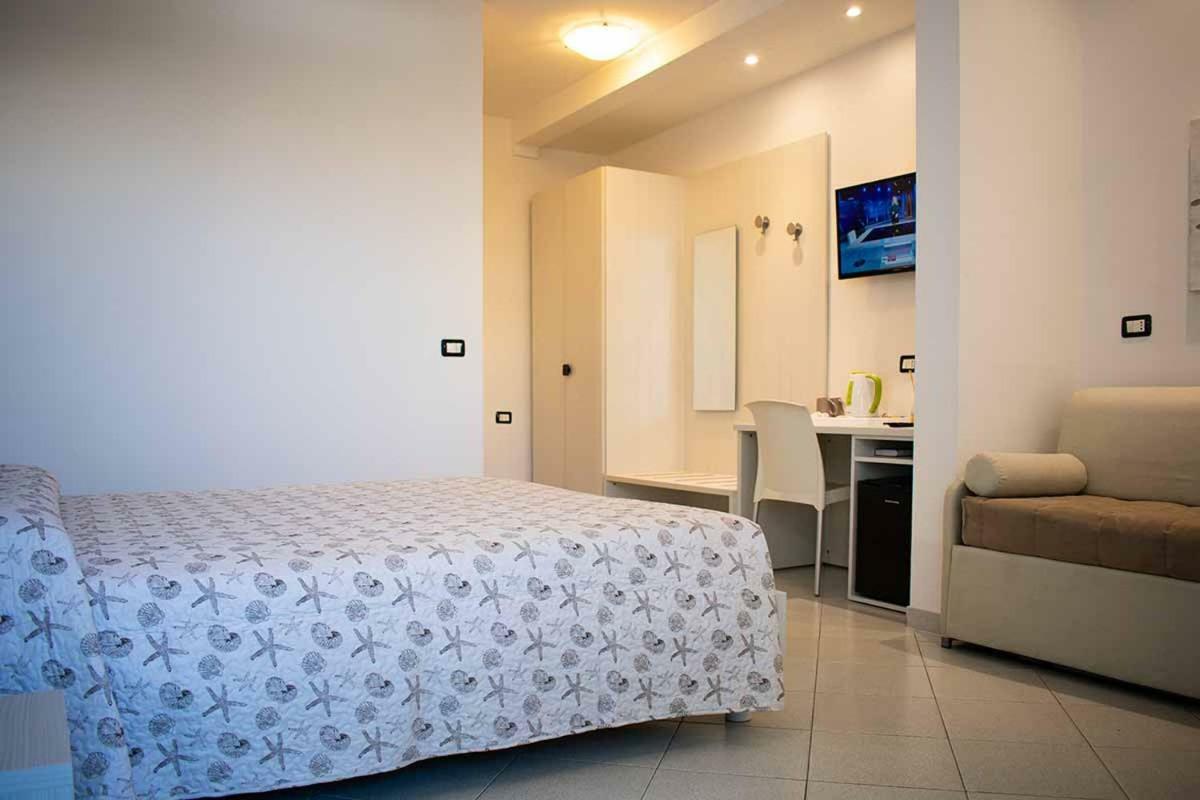 Hotel Delfino Marina Di Carrara Extérieur photo