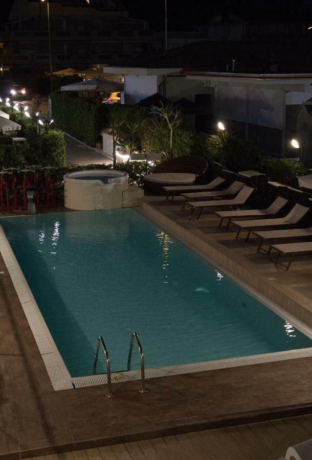 Hotel Delfino Marina Di Carrara Extérieur photo